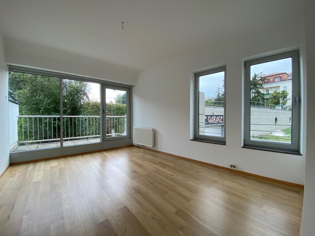 Zimmer mit Balkon