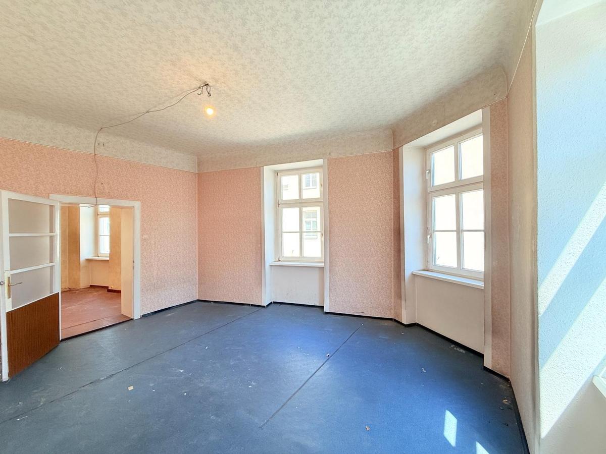 Eckzimmer mit Blick zum weiteren Zimmer