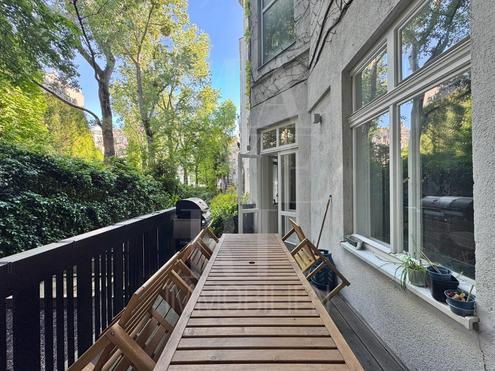 RARITÄT - Altbauwohnung mit Terrasse und Garten