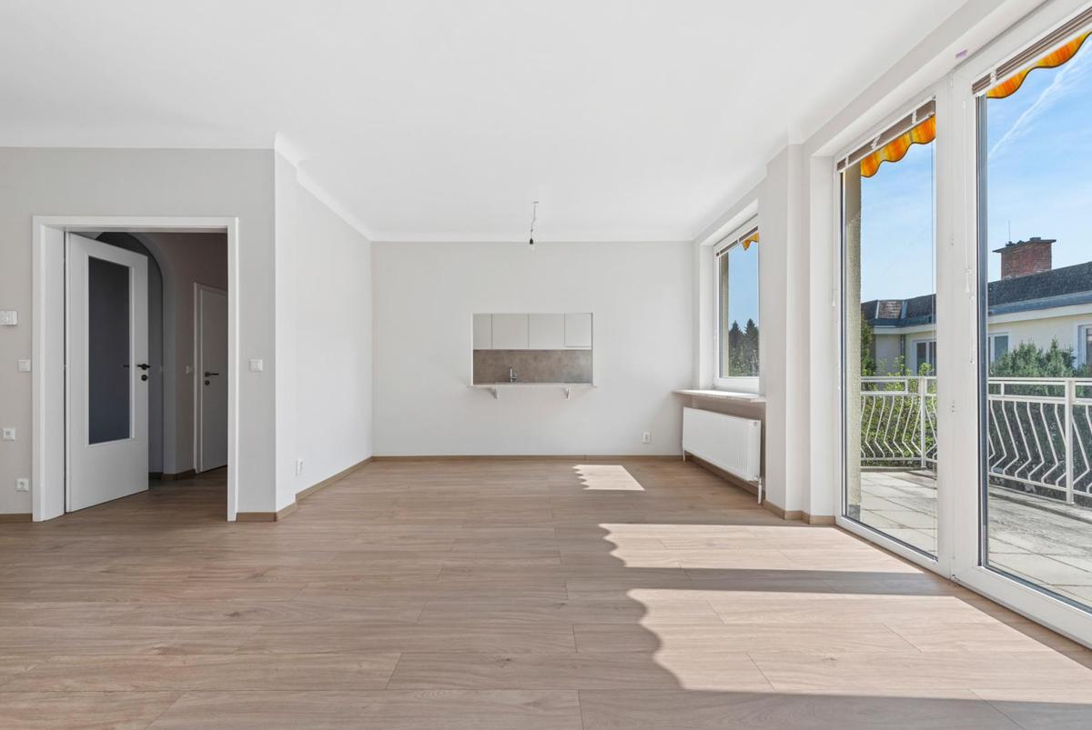 Blick ins Wohnzimmer und Kche