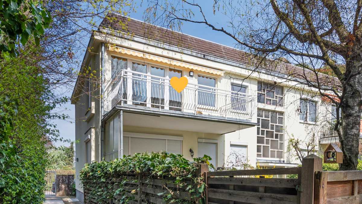Haushinteransicht mit Terrasse