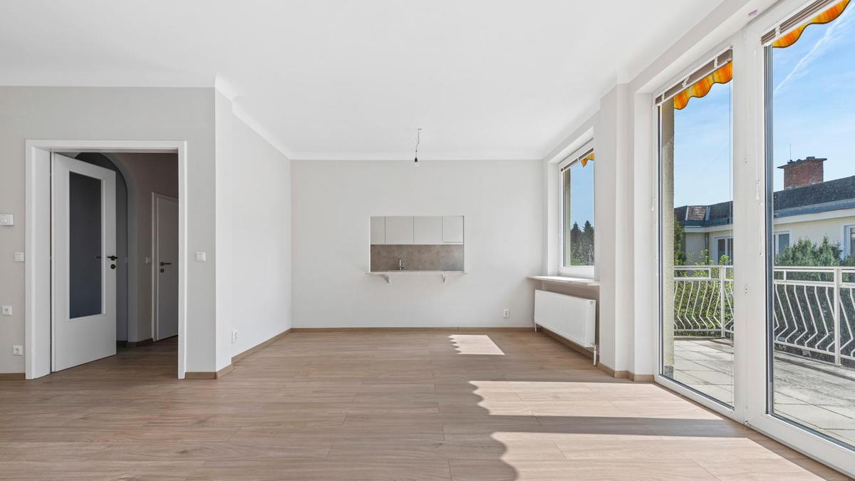 Wohnzimmer mit Kchenblick