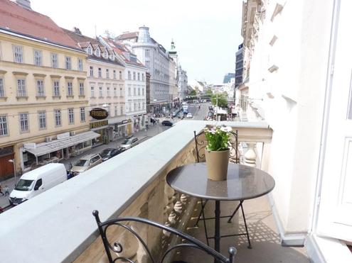 Prachtvolle Beletage mit Balkon in Bestlage am Rochusmarkt! Komplett möbliert.