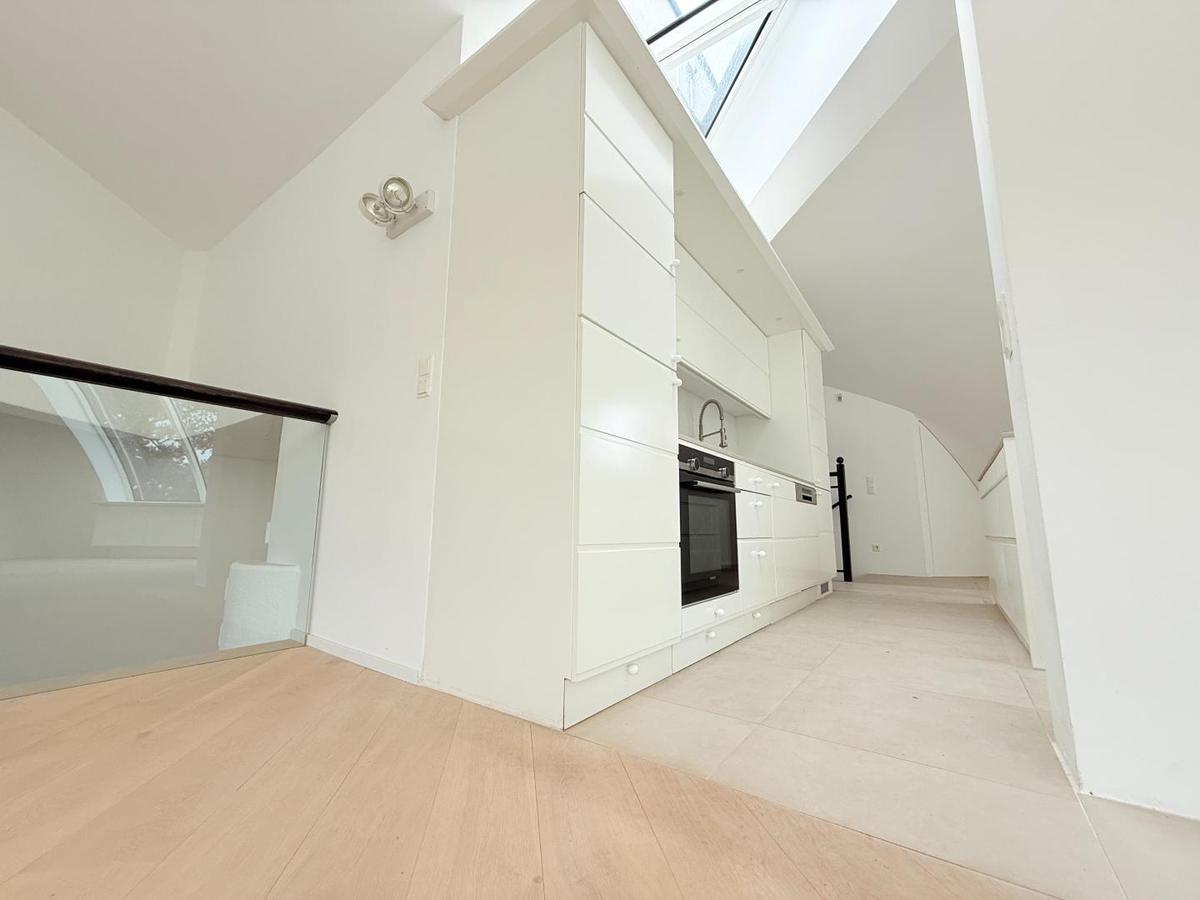 Blick zur Kche und runter zum Kaminzimmer