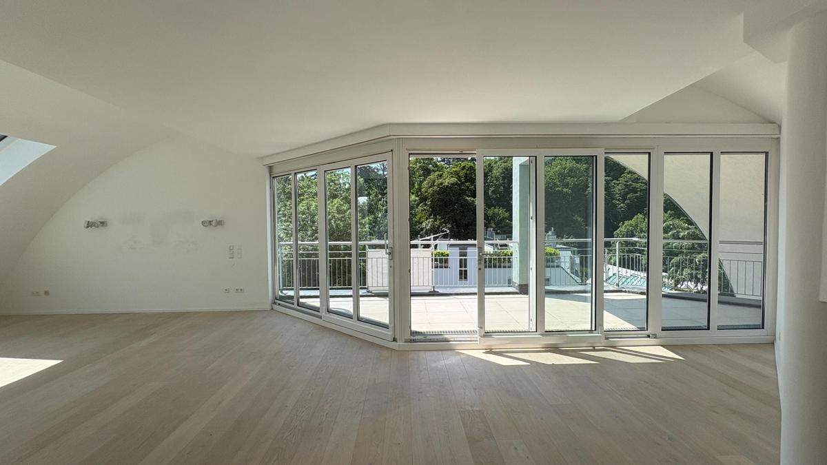 Groe Terrasse vom Wohnraum zu begehen