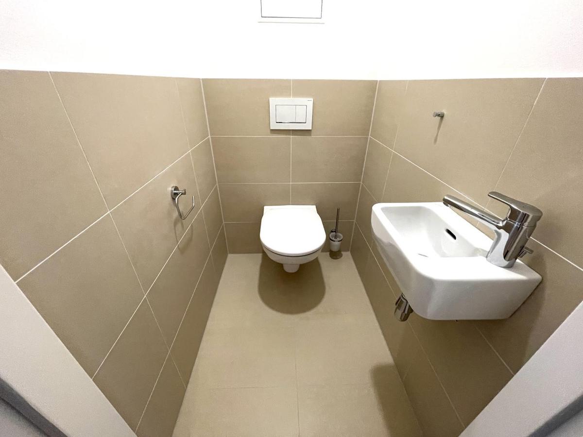 WC mit Waschbecken