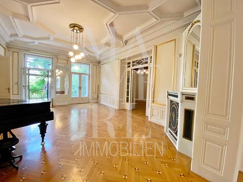 Reprsentative Wohnung mit Eigengarten in einer Cottage Villa