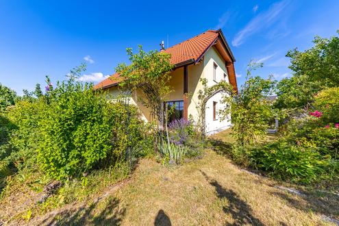 SOFORT VERFÜGBAR! NEUWERTIGES MIETHAUS MIT GARTEN UND DOPPELGARAGE IN BAHNHOFSNÄHE!