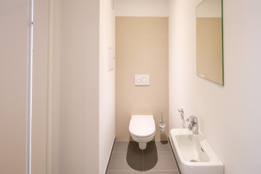 WC mit Waschbecken