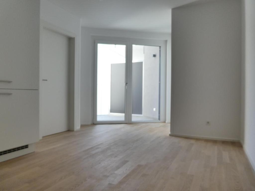Wohnzimmer, Blick zum Balkon