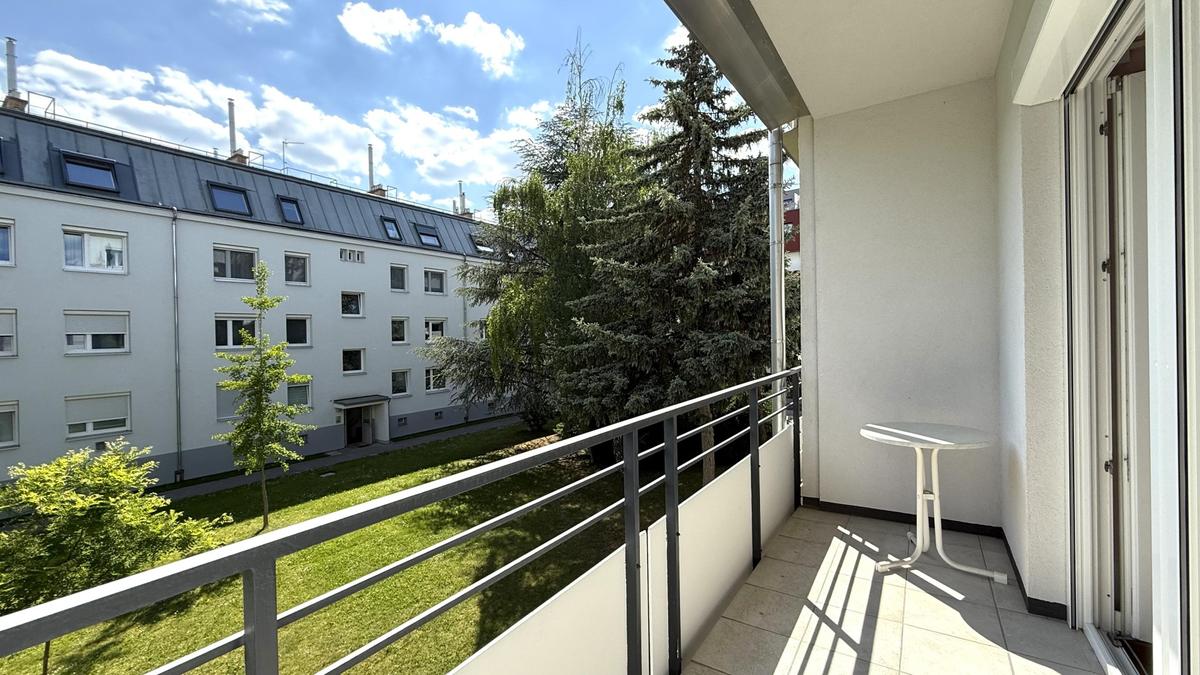 sonnige Loggia mit Grnblick