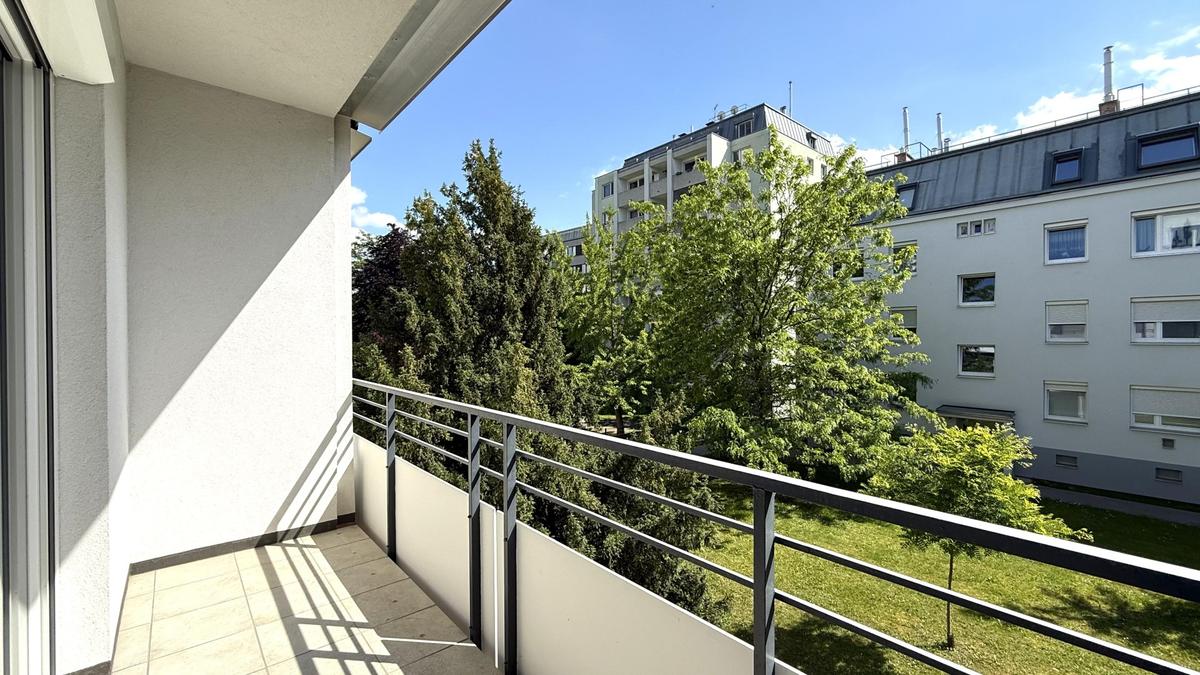 sonnige Loggia mit Grnblick