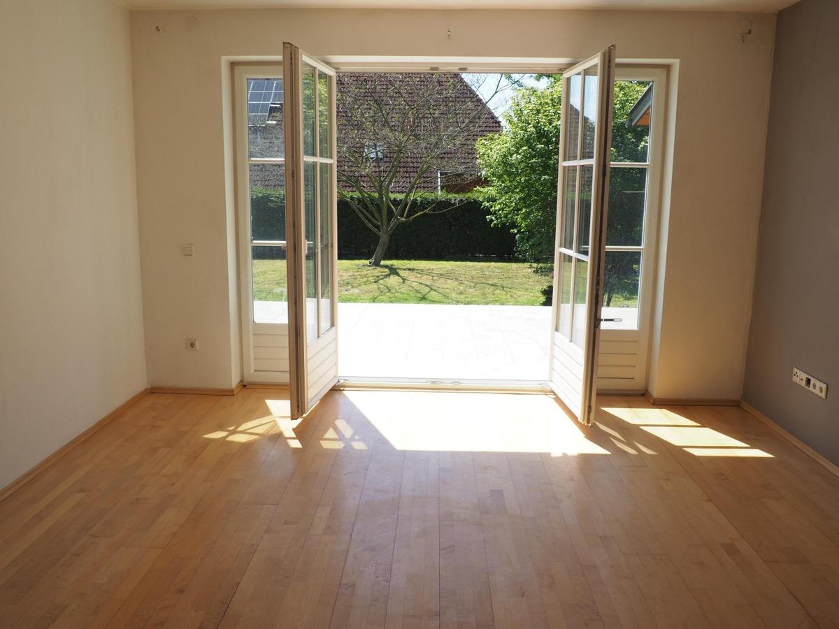 Blick vom Wohnzimmer in den Garten