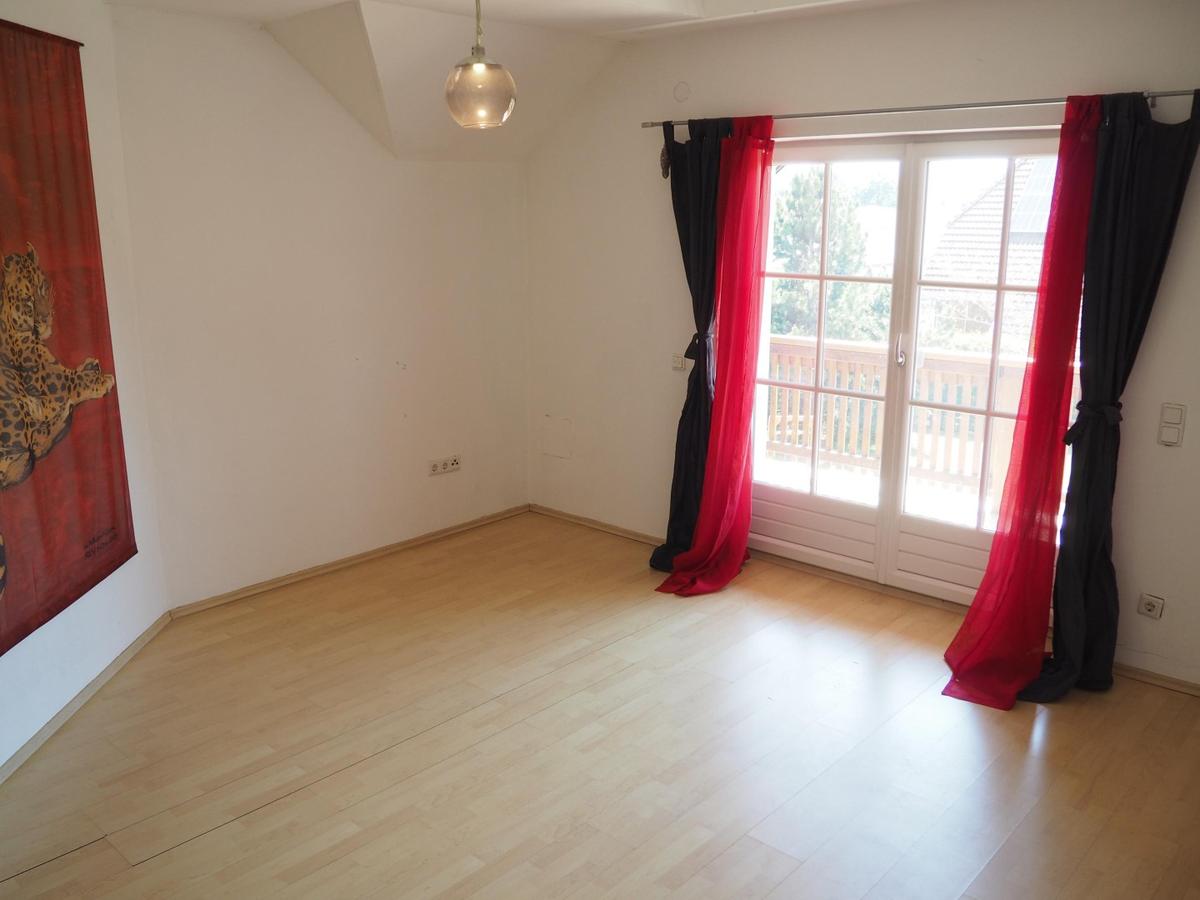Schlafzimmer 3 mit Balkon und Schrankraum
