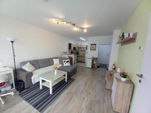 MBLIERTE STARTER-WOHNUNG MIT BALKON UND GARAGENPLATZ