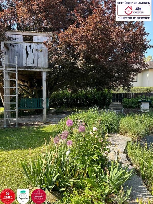 Gartenansicht mit Baumhaus