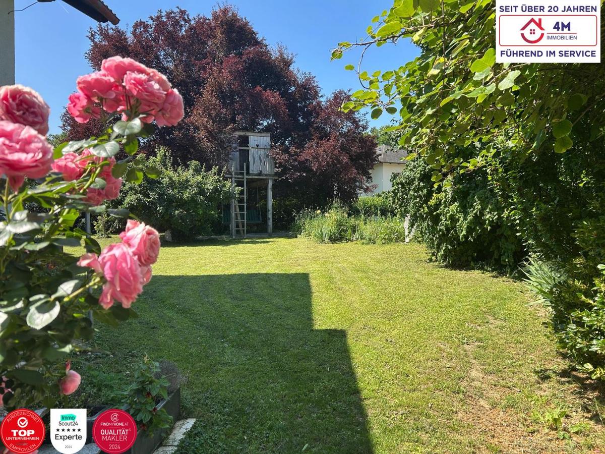 Garten mit Baumhaus