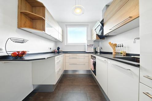 SEHR GUTER ZUSTAND! PERFEKT RENOVIERTE WOHNUNG MIT LOGGIA IM ZENTRUM VON HOLLABRUNN!