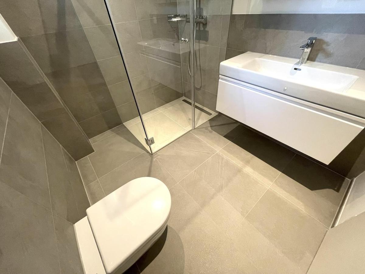 Badezimmer mit Dusche und WC