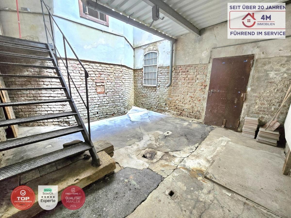 Privater Hof mit Potenzial fr Terrasse oder Stadt