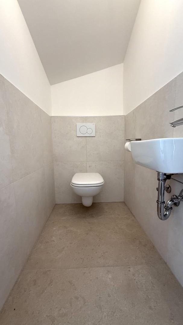 WC mit Waschbecken