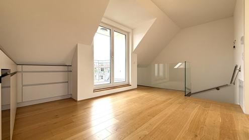 Neuwertige 4 Zimmer DG-Wohnung! Luftwärmepumpe für Fußbodenheizung und -kühlung! Blower-Door-Gutachten!