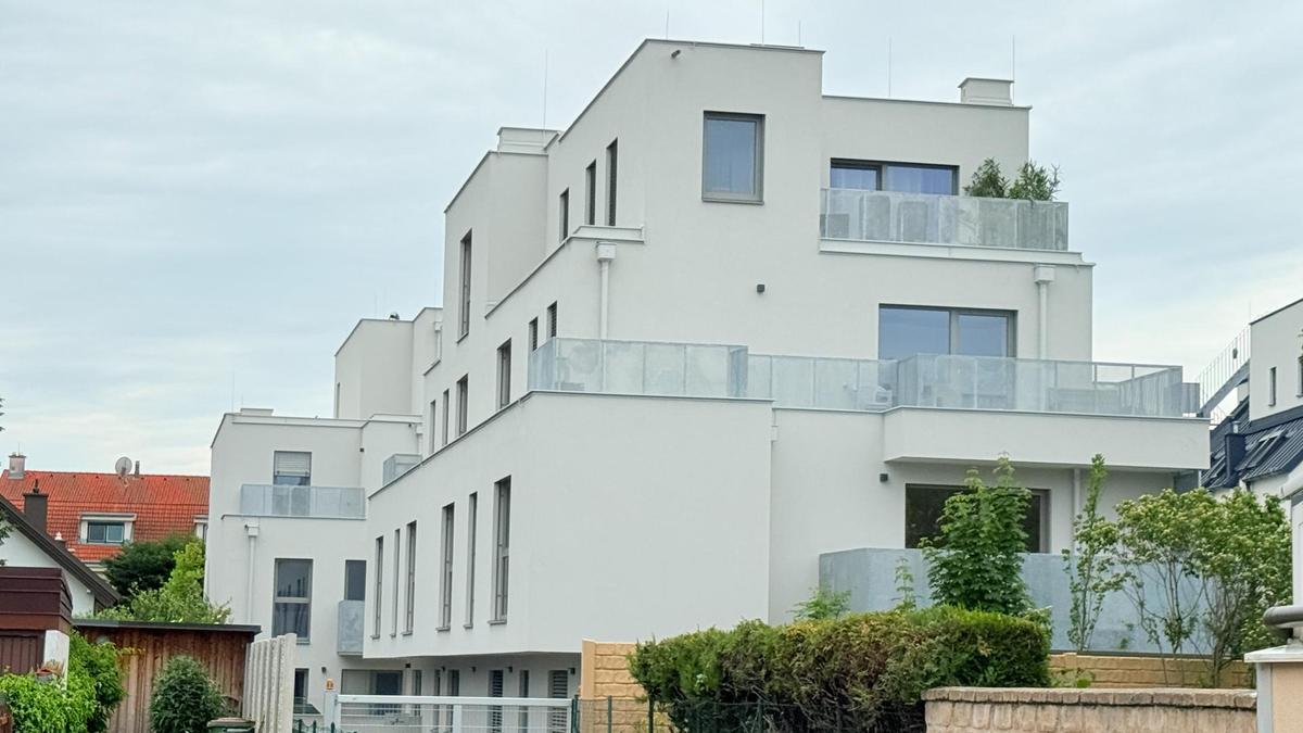Hausansicht mit Garageneinfahrt