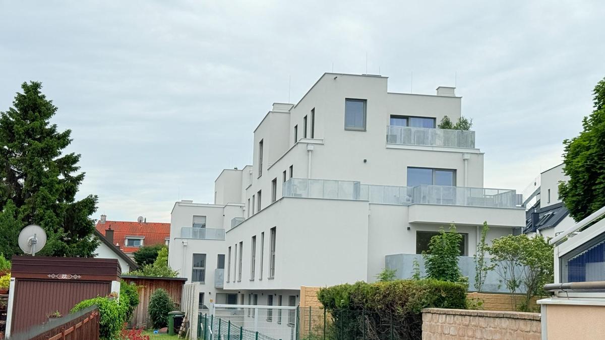 Haus von hinten mit Garageneinfahrt
