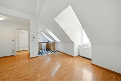 Moderne Dachgeschosswohnung mit PKW-Stellplatz in bester Zentrumslage von Hollabrunn