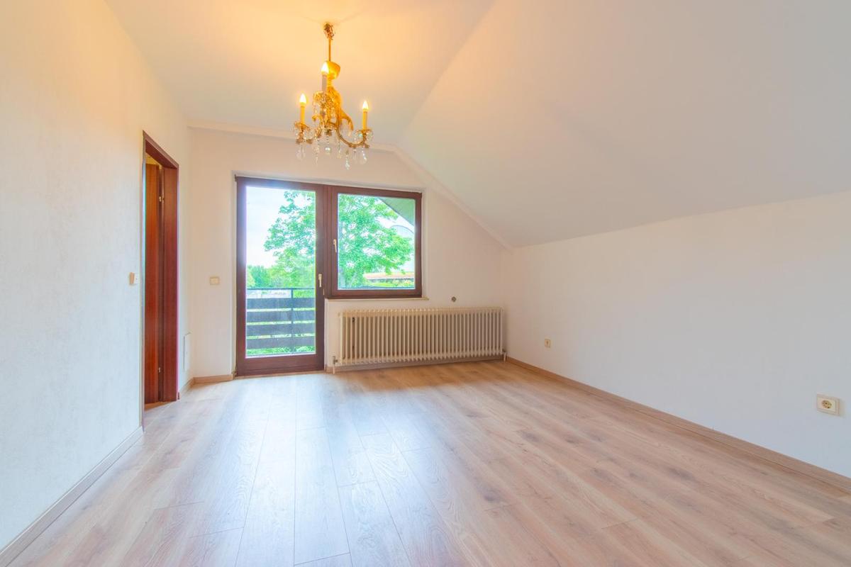 Bild 7, Zimmer OG mit Schrankraum