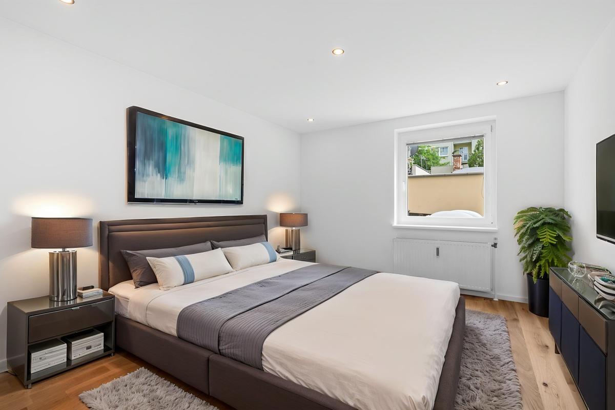 6 ZIMMER 2 (staged)