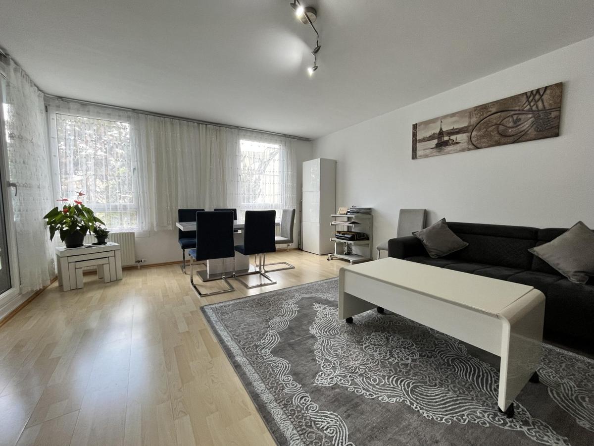 Wohn-Esszimmer mit Loggia-Zugang