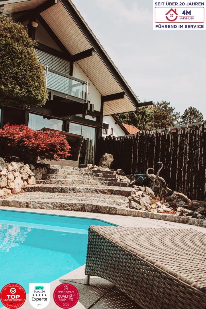 Pool und Hausansicht