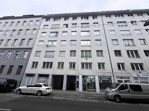 "2 Zimmer Wohnung am Friedrich Engels Platz, im 2 Stock des Gebäudes mit Aufzug"