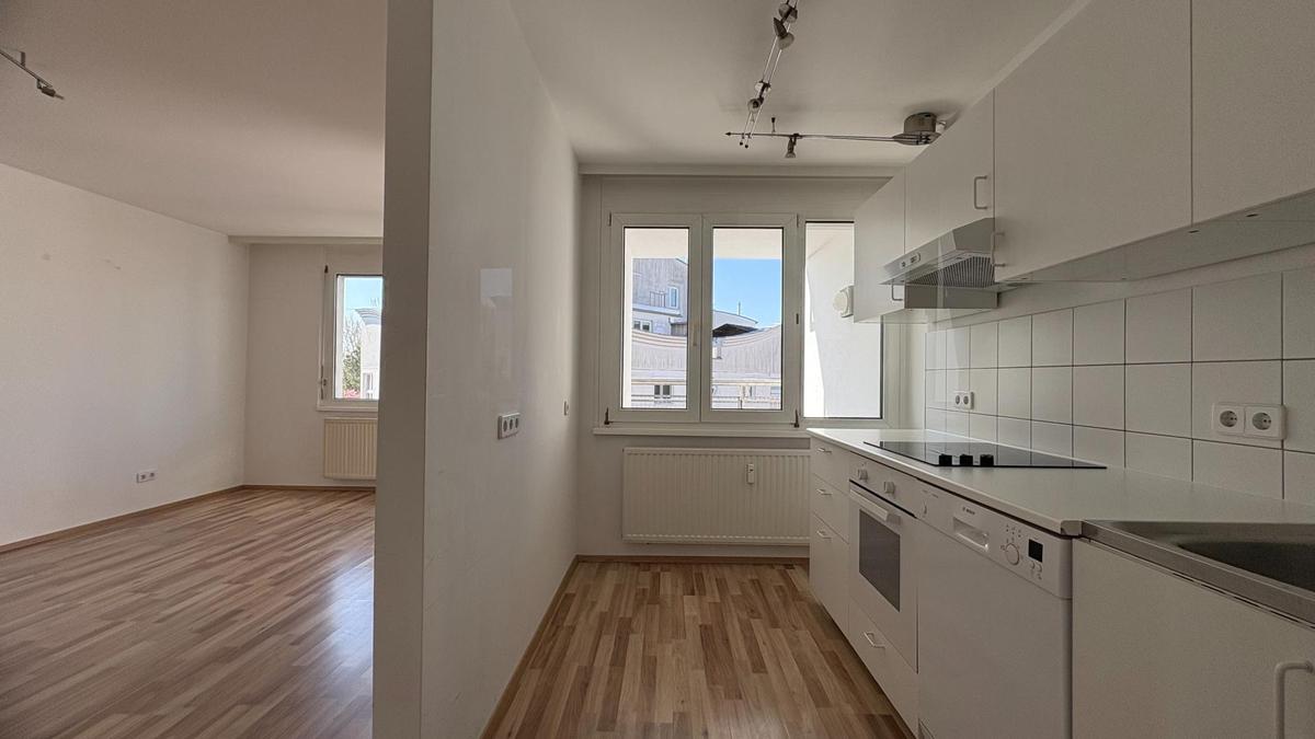 Kche mit Fenster zum Balkon