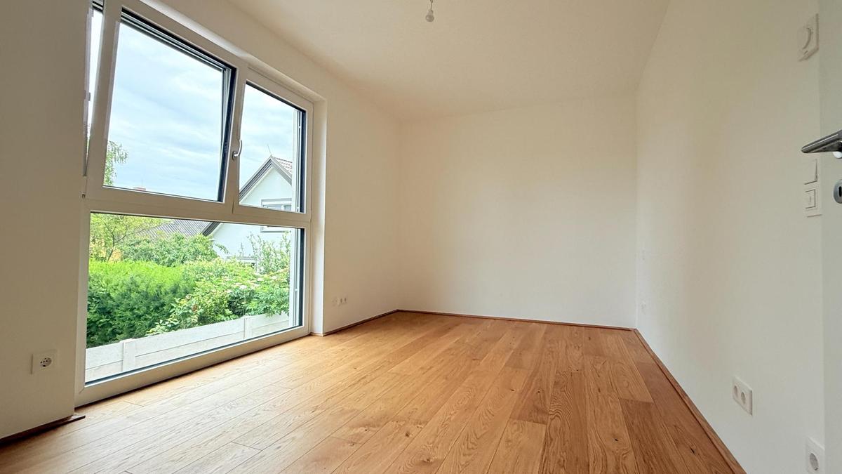 groes Fenster im Schlafzimmer