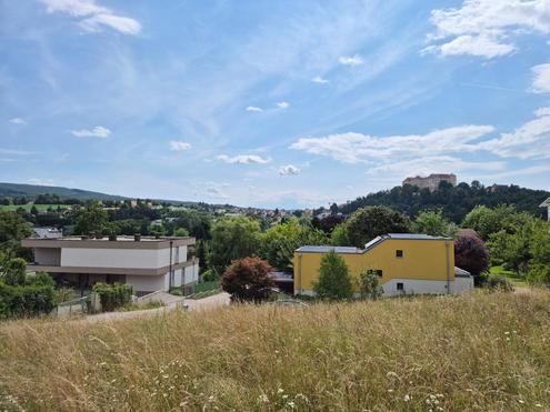 TRAUMGRUND MIT UNVERBAUBAREM BURGBLICK IN ZENTRUMSNÄHE