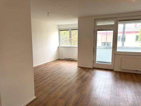 "Neu renovierte, 2-3 Zimmer - Wohnung + Loggia!"