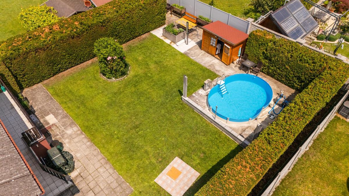 Drohnenbild Garten von rechts