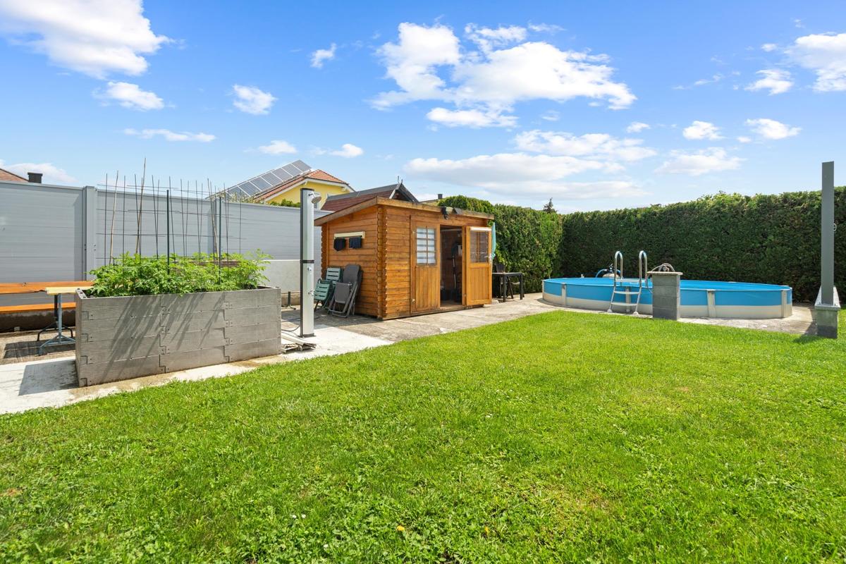 Gartenhaus und Pool sowie Hochbeeten