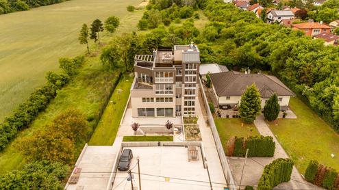 "Für Botschaft, Investoren, Notar- oder Ärztezentrum Firma mit Wohnung"