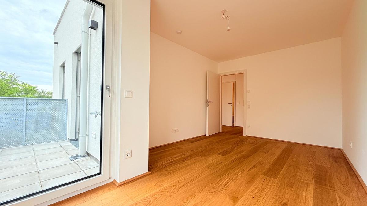 Schlafzimmer mit Balkonblick