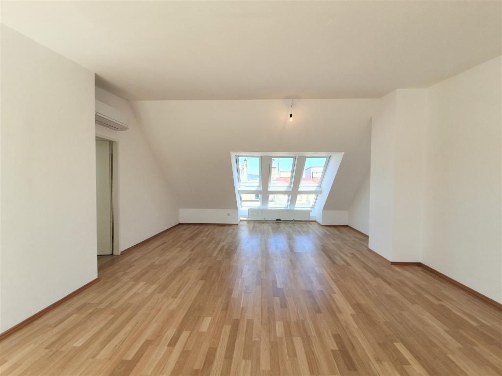 Wohnzimmer auf beiden Seiten Fenster zum durchlft
