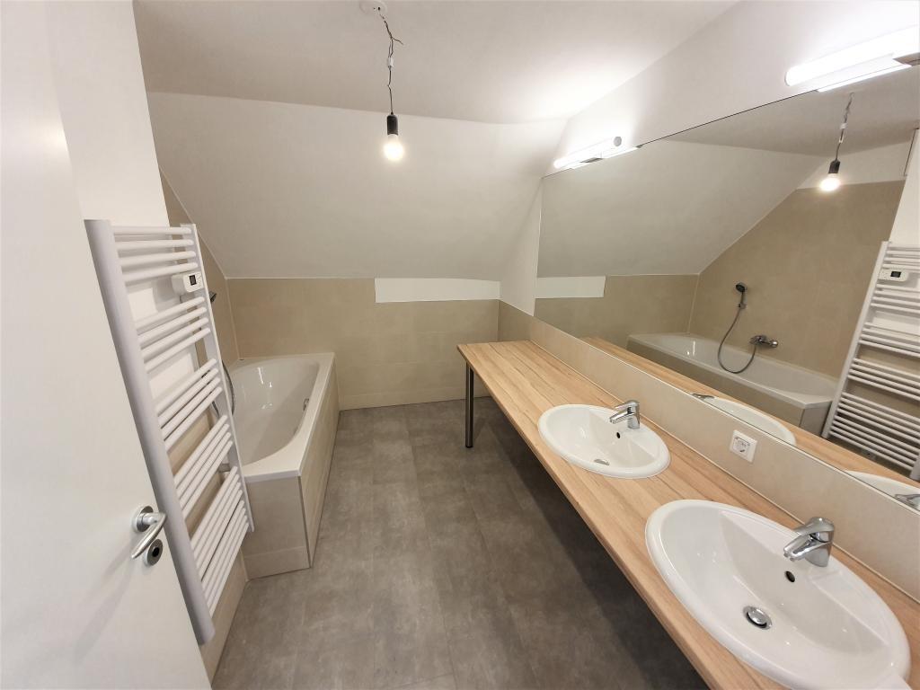 Bad2 Mit Wanne und Doppelwaschbecken