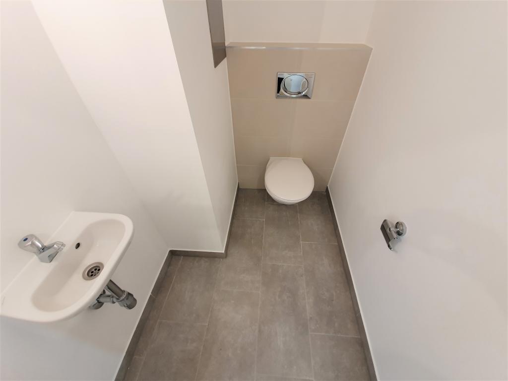 zwei moderne WCs mit Waschbecken