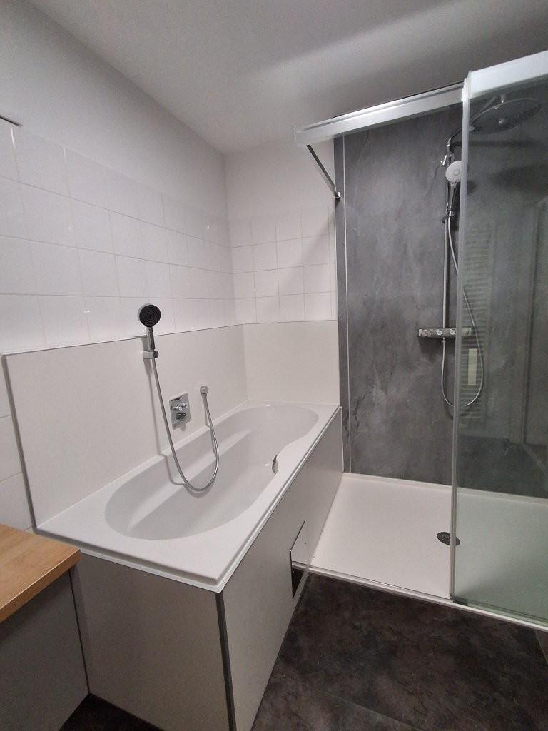 14 Bad mit Dusche und Wanne