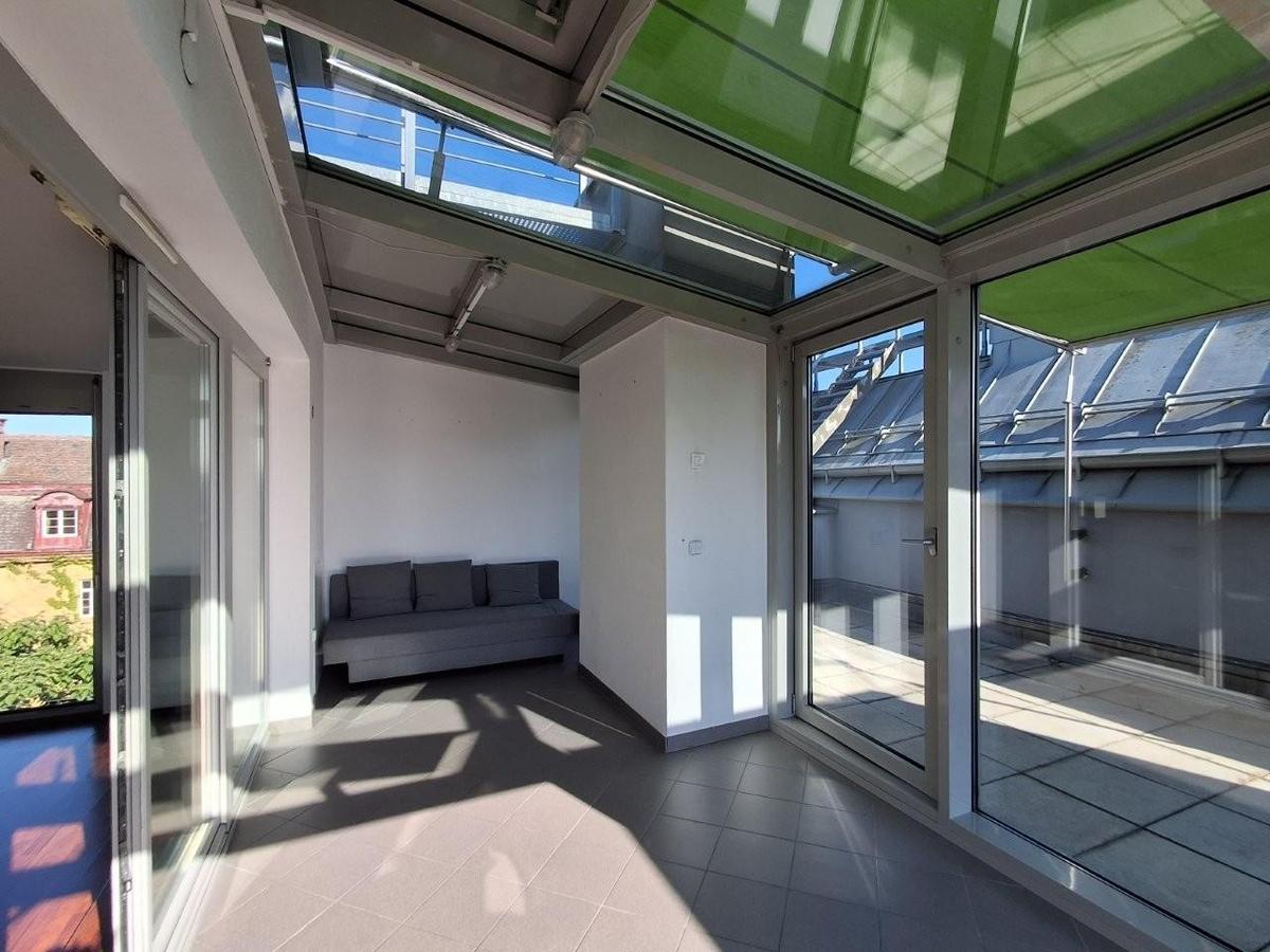 19 Wintergarten mit Couch Terrasse beschattet 1210