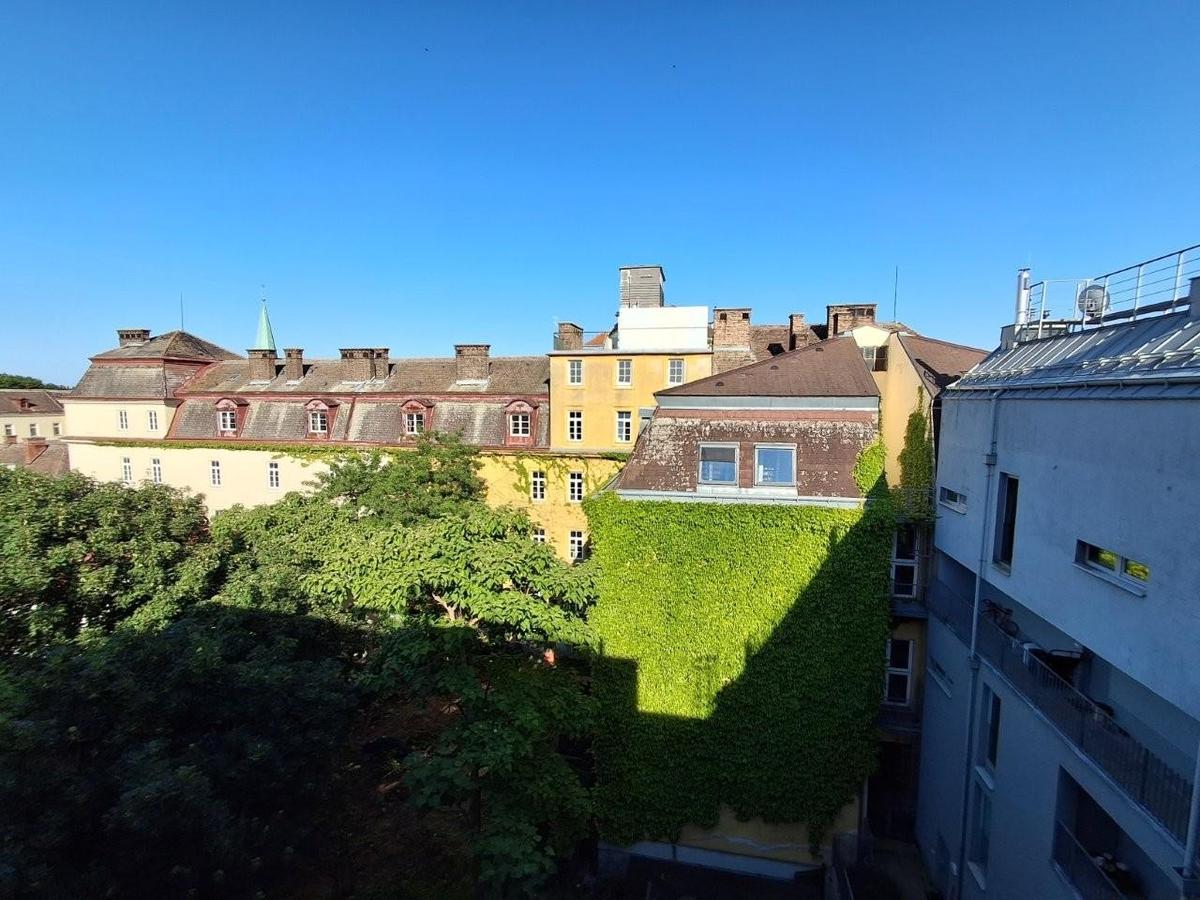 20 Begrnter Innenhof 1210