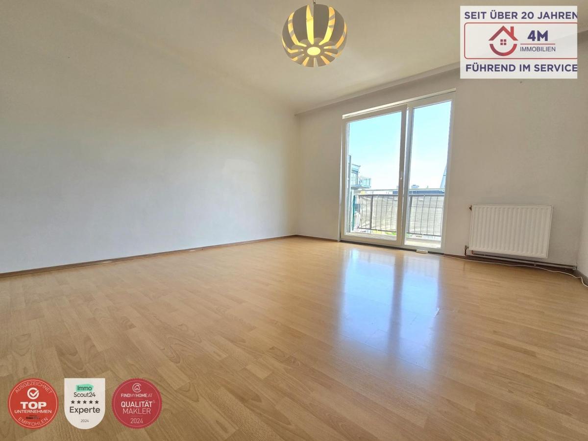 Wohnzimmer mit Balkon