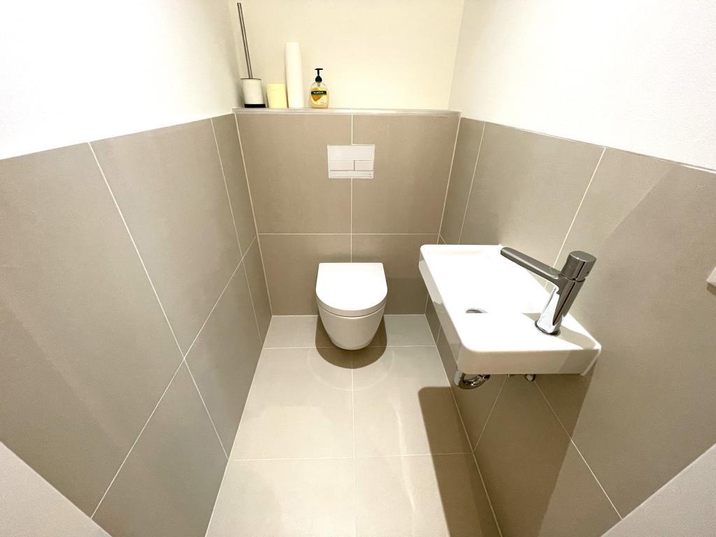 WC mit Waschbecken